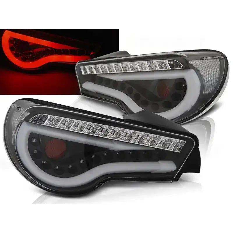 Baklykter Toyota GT86 12- Led Bar Black med klare LED-elementer og hvite detaljer, sett fra skrå vinkel.