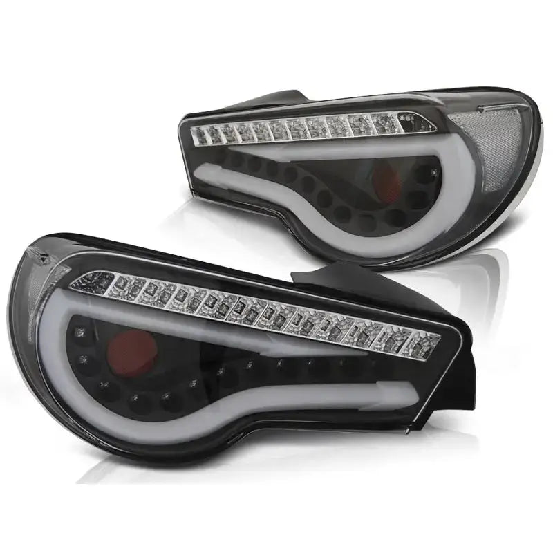 Baklykt Toyota GT86 LED Bar Black med sorte detaljer, sett skrått forfra med sølv og hvite elementer.