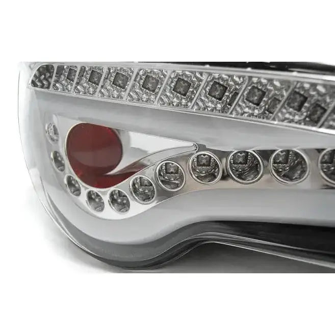 Baklys Toyota GT86 12- LED Bar Chrome med kromdetaljer, klare lykter og rød reflektor.