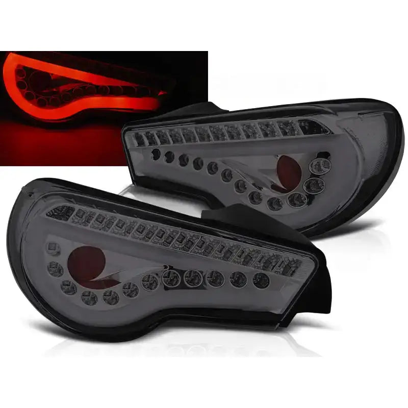 Baklykter Toyota GT86 12- LED Bar Smoke vist fra skrå vinkel, én lyser rødt i mørket.