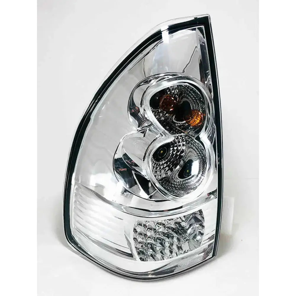 Baklykt Toyota Land Cruiser 120 Chrome Led med klare linser og sølv innside, skrå forsidevisning.