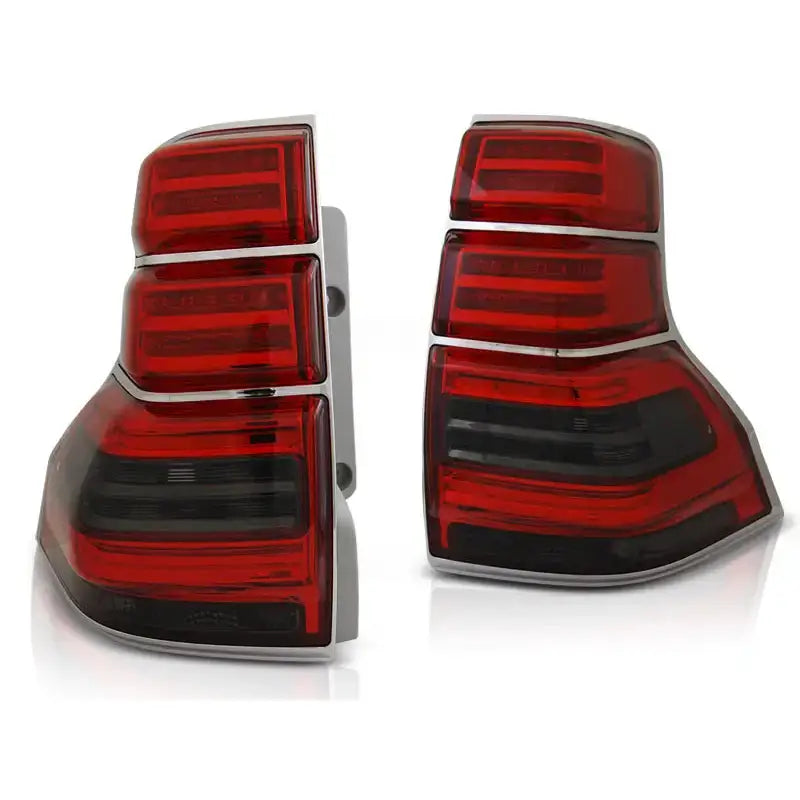 Baklykt Toyota Land Cruiser 150 09-13 med rød og sort plast, kromdetaljer og seksjonsinndeling.