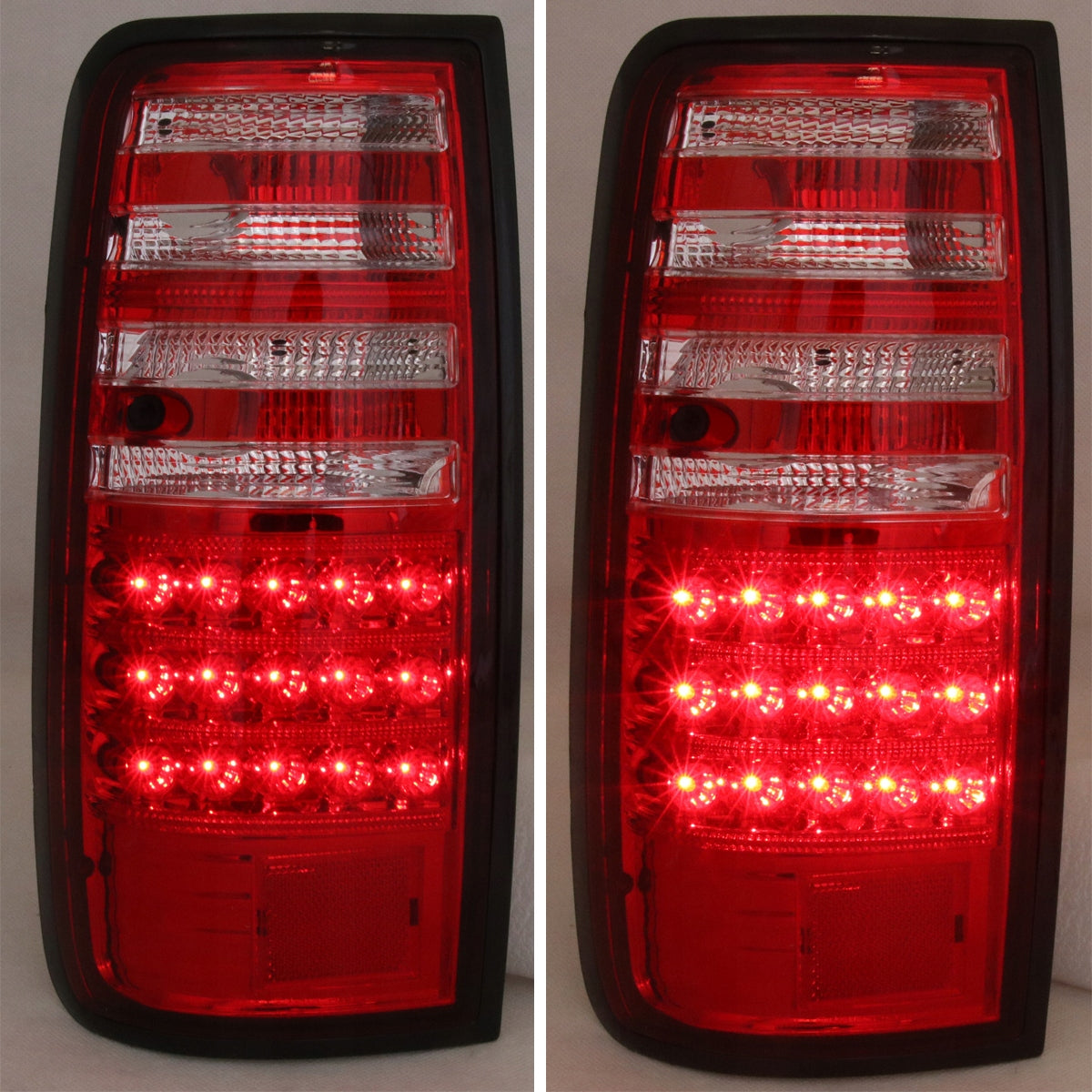 Rød/hvit baklykt til Land Cruiser 80 vist med posisjonslys og aktivt LED-bremselys.