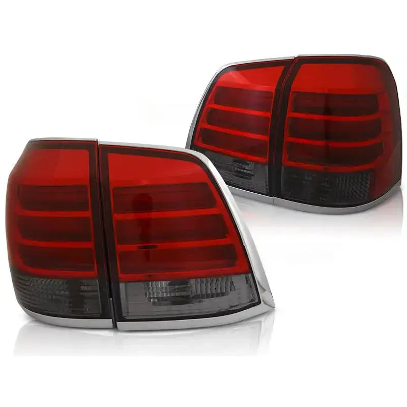 Baklykt Toyota Land Cruiser FJ200 Red Smoke LED med kromdetaljer og mørke felt, sett fra skrå vinkel.