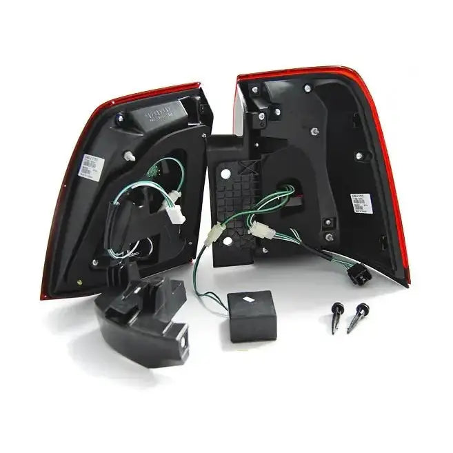 Baklamper Toyota Land Cruiser FJ200 07-15 LED, sett fra innsiden med ledninger, kontakter og monteringsdeler.