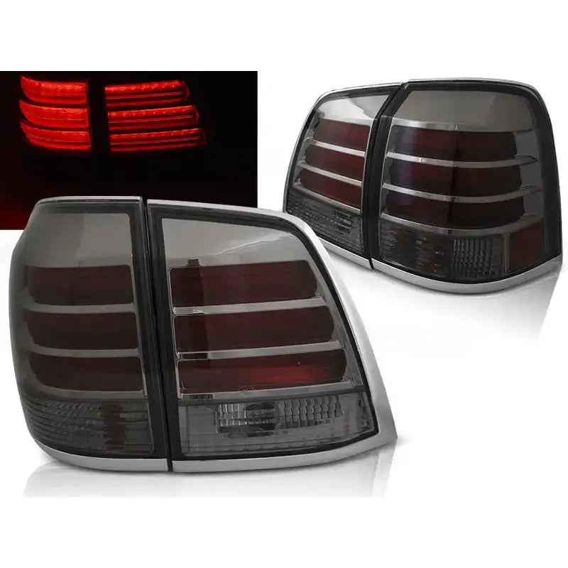 Baklykter Toyota Land Cruiser FJ200 07-15 med sotet LED-design vist fra flere vinkler og opplyst.