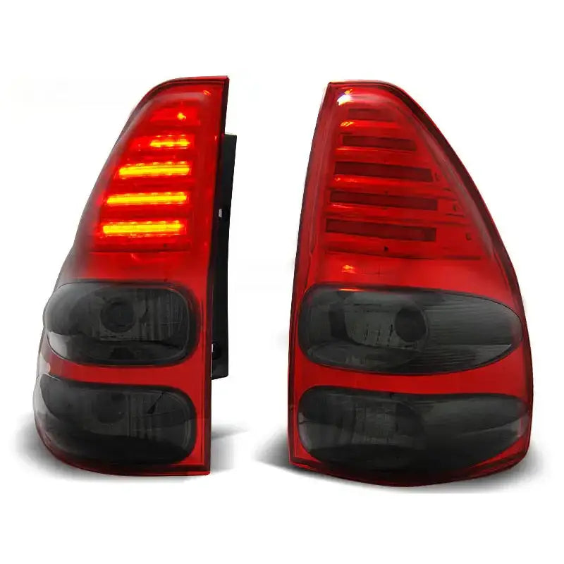 Baklykter Toyota Land Cruiser J120 Red Smoke LED sett, venstre lykt tent og høyre avslått, skrå vinkel.