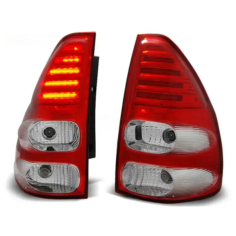 Baklykter Toyota Land Cruiser J120 02-09 med røde og hvite LED-felter, vist forfra og fra siden.