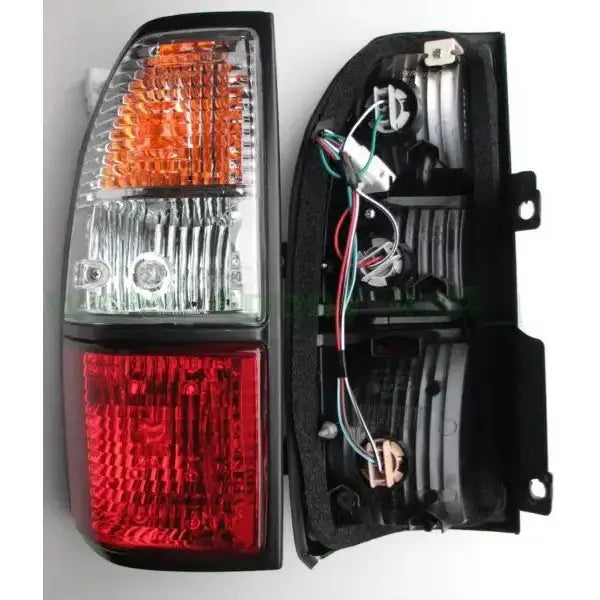 Baklykt Toyota Land Cruiser J90 J95 97-02, for- og bakside med glass og ledninger.