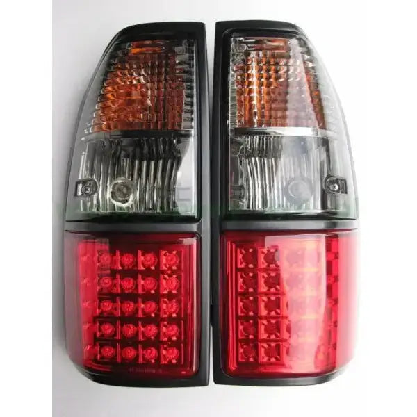 Baklykter Toyota Land Cruiser J90 J95 med LED, sett rett forfra med oransje, hvite og røde felter.