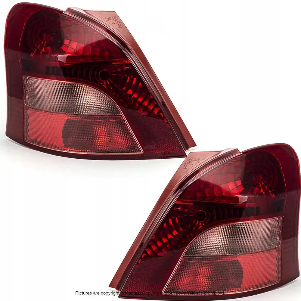 Baklykter Toyota Yaris 05-11 i rød og klar plast med reflekterende felter på hvit bakgrunn.