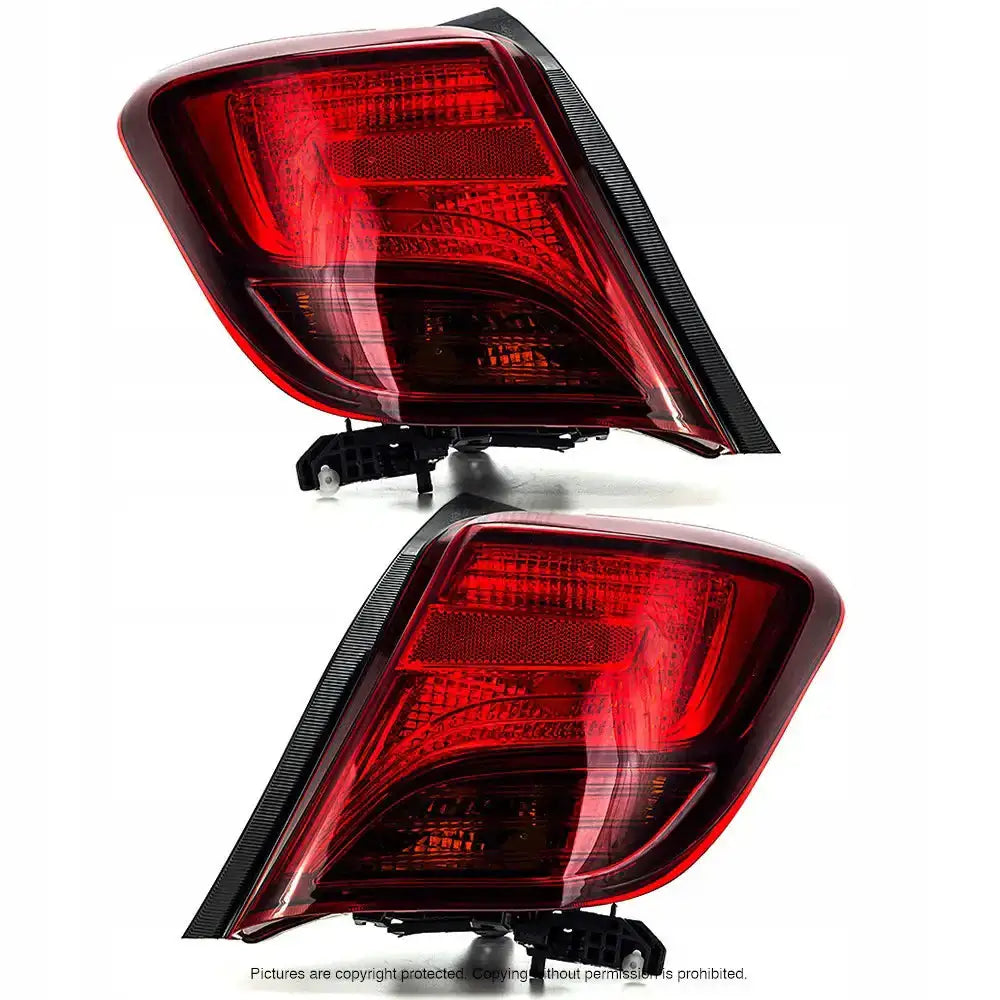 Baklykter Toyota Yaris 10-14 i rødt og sort plast med reflektorer og koblingspunkter, sett fra skrå side.