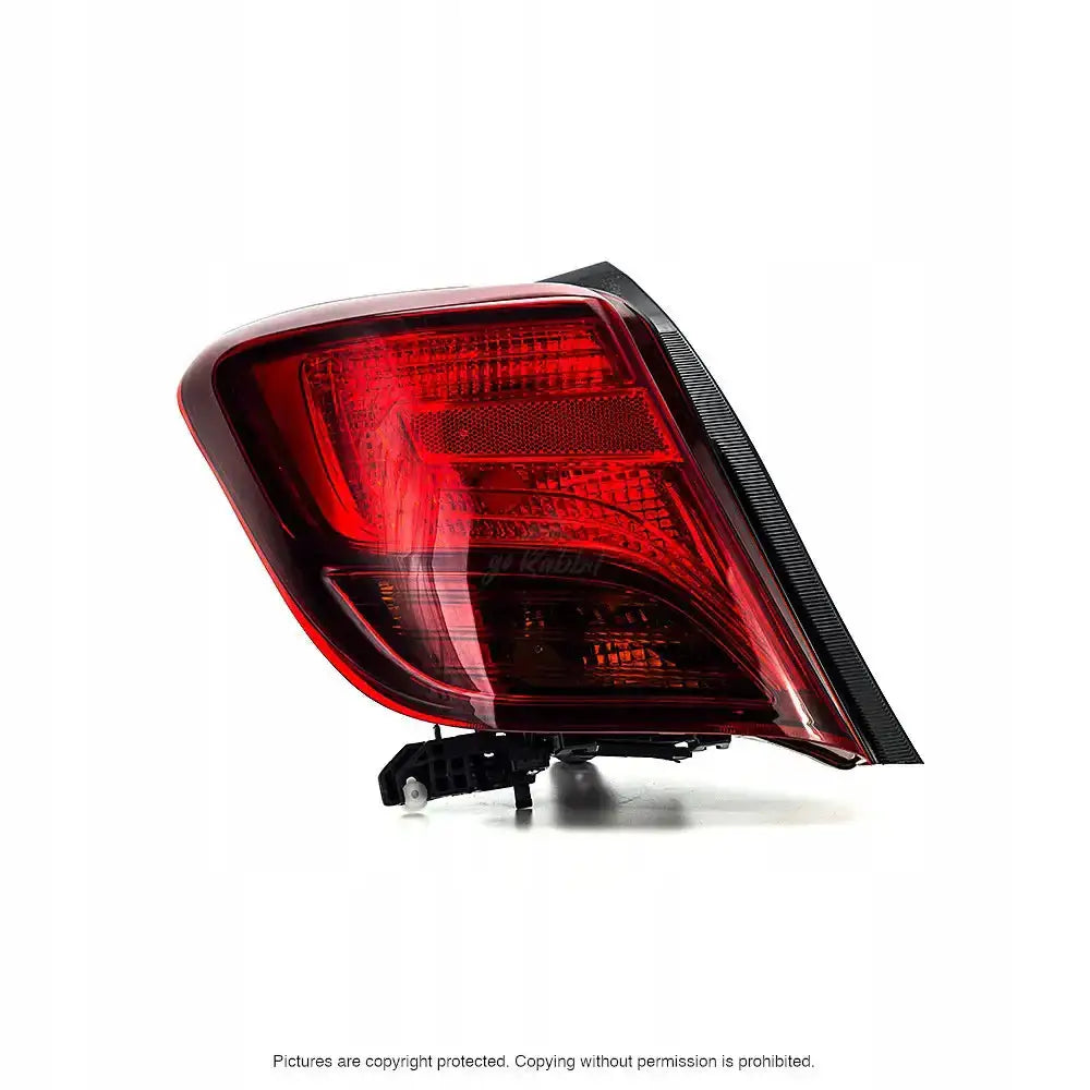 Baklykt Toyota Yaris 10-14 med rødt og svart plast, synlige reflektorer, sett skrått bakfra.