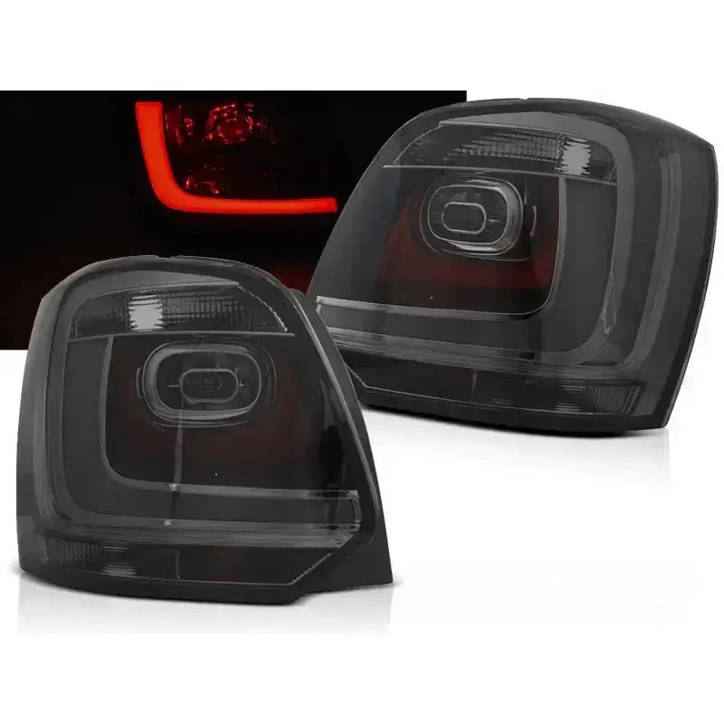 Baklykter Volkswagen Polo 09-13 Smoke LED Bar i sort plast, sett forfra og fra skrå vinkel.