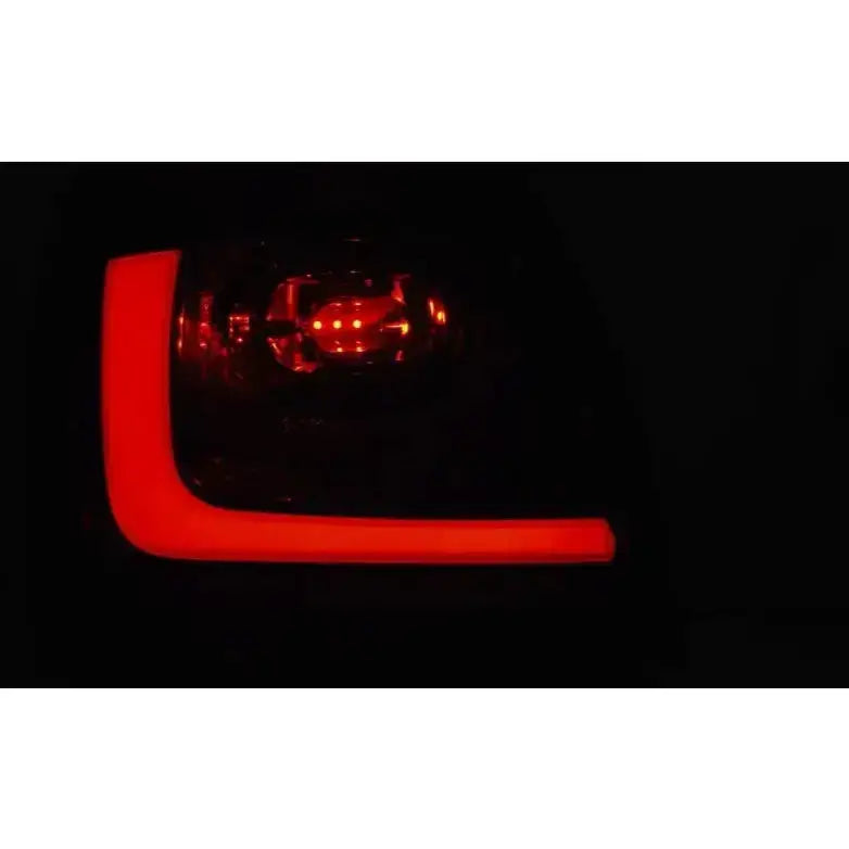 Baklys Volkswagen Polo 09-13 Smoke LED Bar sett fra skrå vinkel med tydelig lysstripe i mørket.