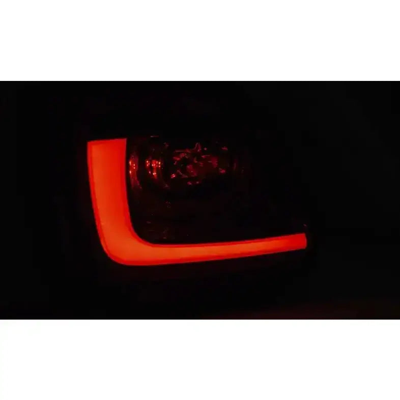 Baklamper Volkswagen Polo 09-13 med L-formet rød LED-lyslist, sett skrått i mørket.