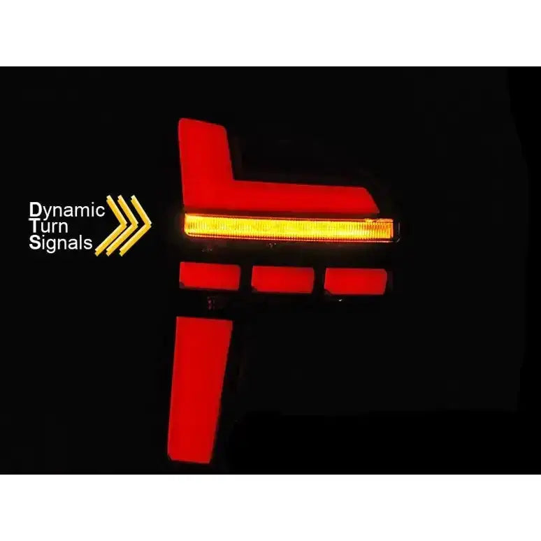 Baklykt Volkswagen T5 LED med rødt og gult lys, dynamisk gul blinklysstripe, sett bakfra i mørket.