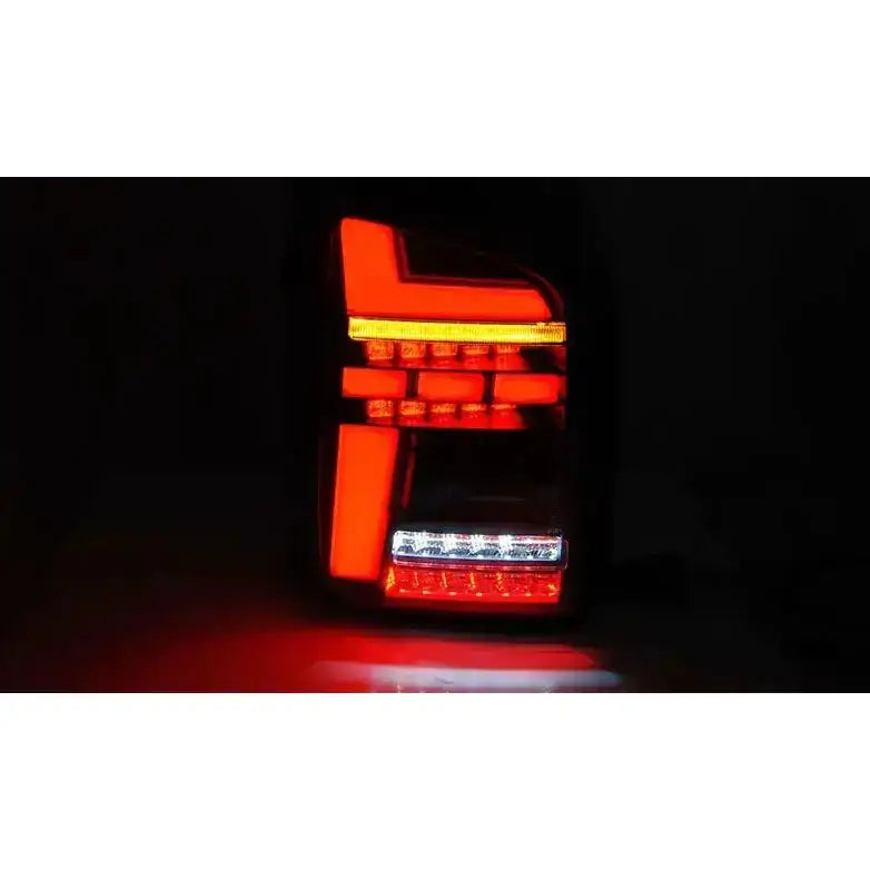 Baklykter Volkswagen T5 10-15 Black Led sett forfra med tydelige røde, hvite og oransje LED-lys.
