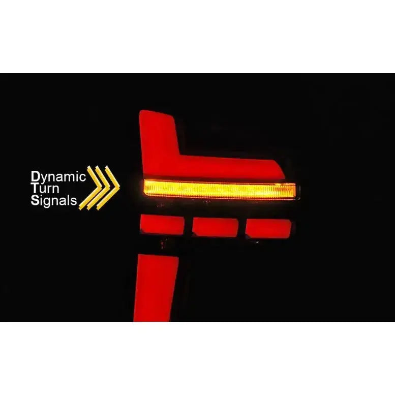 Baklamper Volkswagen T5 10-15 Red Smoke LED sett fra siden med gul dynamisk blinklysstripe.