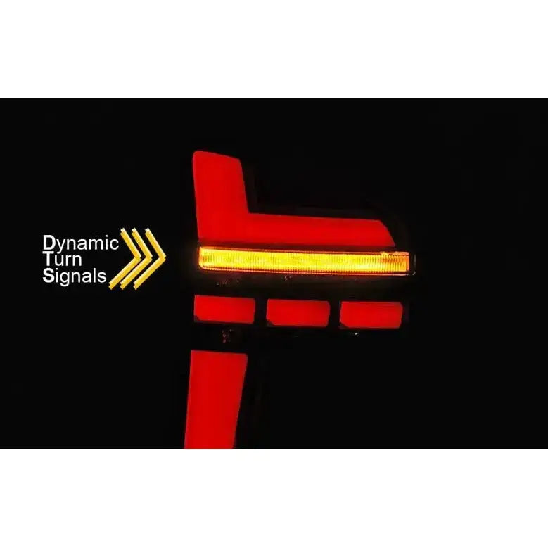 Baklamper Volkswagen T6.1 LED med rød belysning og gul dynamisk blinklysstripe, sett bakfra.