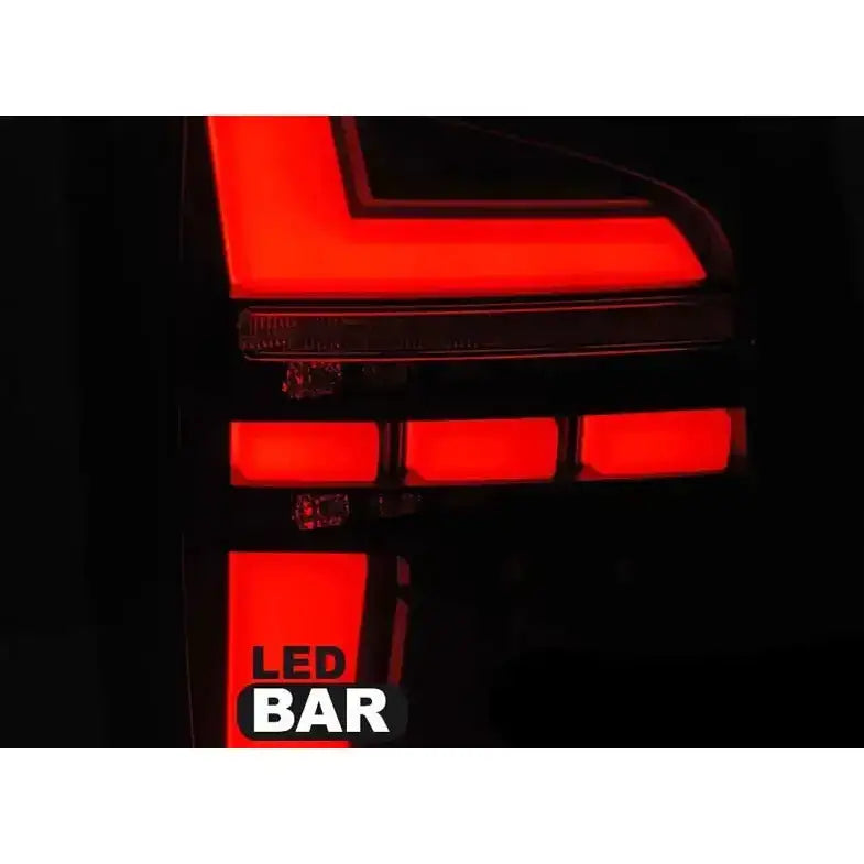 Baklys Volkswagen T6.1 LED Black Smoke med rødt geometrisk lys og teksten LED BAR nederst til venstre.