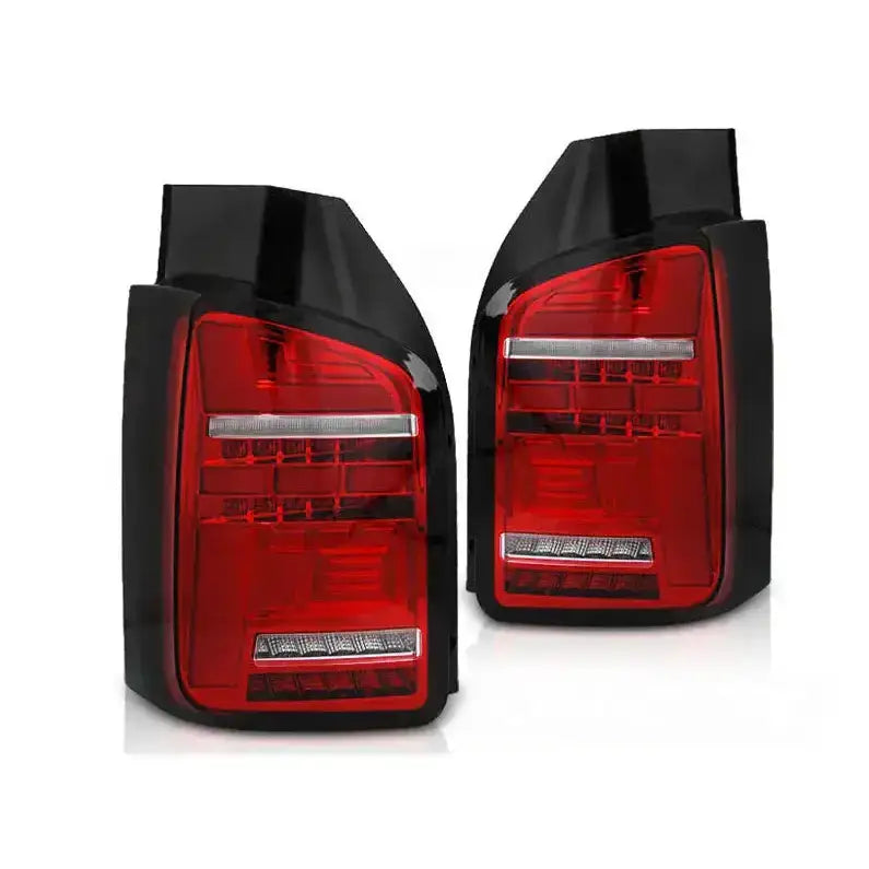 Baklykter Volkswagen T6.1 LED røde og hvite, sett forfra med horisontale LED-striper.