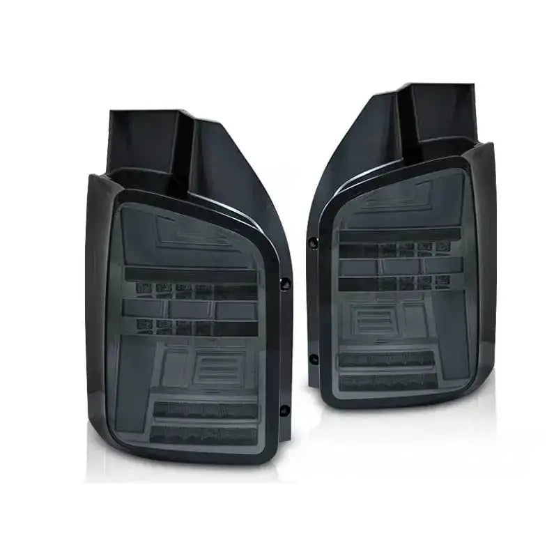 Baklykter Volkswagen T6.1 LED Smoke i sotet plast med horisontale LED-lys, sett forfra.
