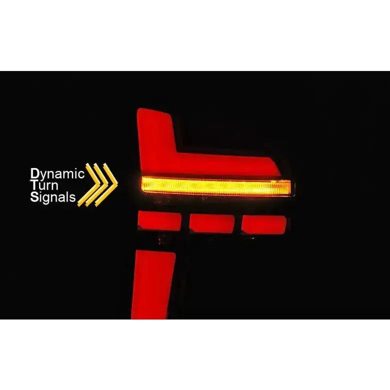 Baklamper Volkswagen T6.1 LED med rødt og oransje lys og dynamisk blinklys aktivert i mørket.