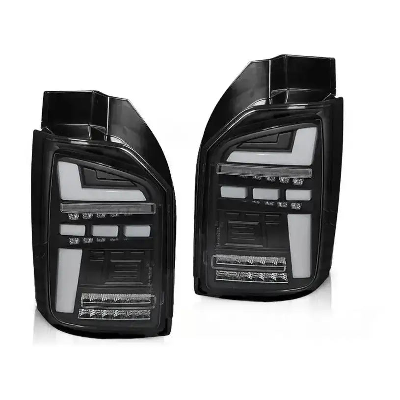 Baklykter Volkswagen T6 15-19 LED Black med sort ramme og synlige LED-elementer sett forfra.