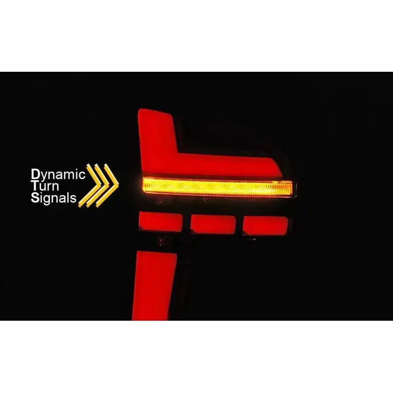 Baklamper Volkswagen T6 15-19 LED black med dynamisk blinklys sett fra siden i mørket.