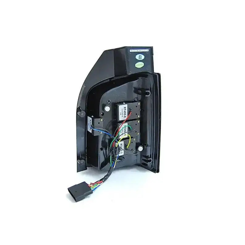 Baklykt Volkswagen T6 15-19 LED Black sett bakfra med synlige ledninger og koblingspunkt.