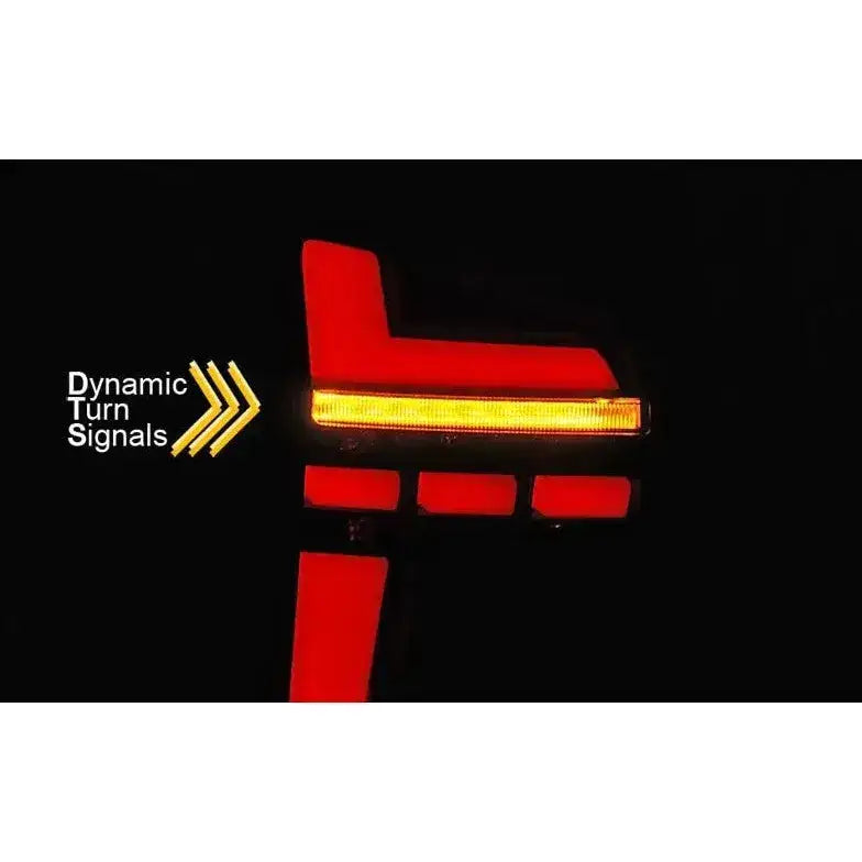 Baklamper Volkswagen T6 15-19 LED Black Smoke med dynamiske blinklys vist i mørket.