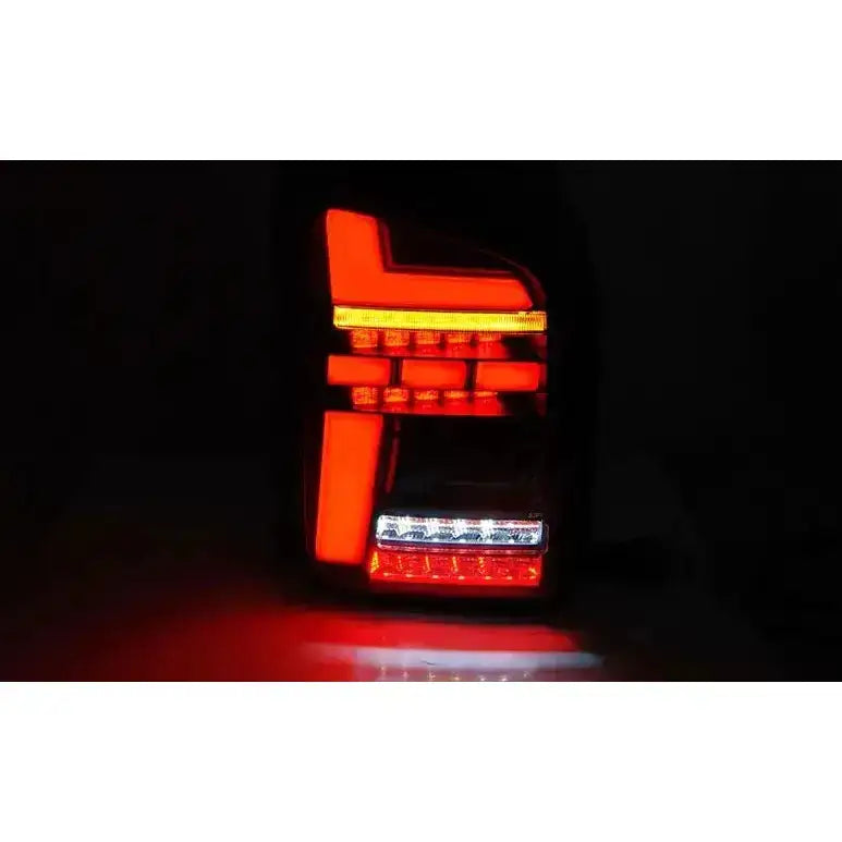 Baklykter Volkswagen T6 15-19 LED Black Smoke med røde og hvite lys tent, moderne og markert design.