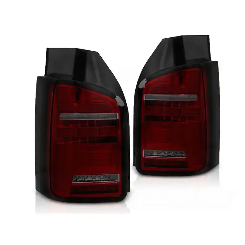 Baklykter Volkswagen T6 15-19 LED Red Smoke, sett forfra med røde og sorte detaljer mot hvit bakgrunn.