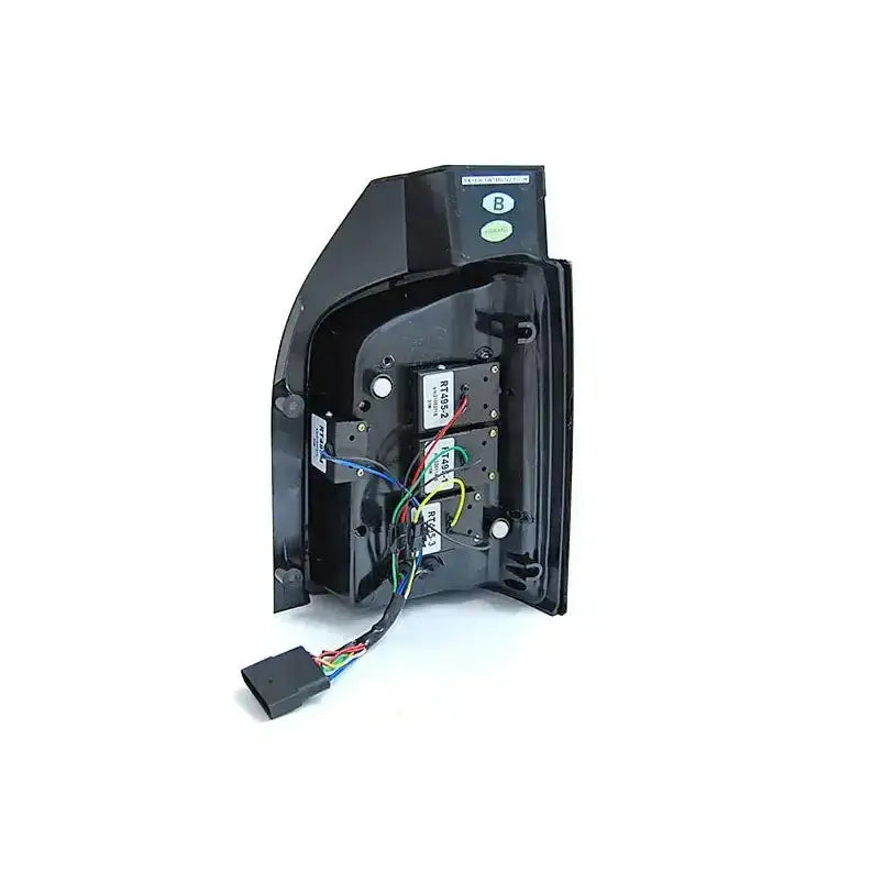 Baklykt innside av Volkswagen T6 15-19 LED Red Smoke med synlige ledninger og elektroniske komponenter.