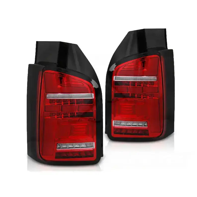 Baklykter Volkswagen T6 15-19 LED i svart og rød plast med horisontale striper, sett skrått forfra.