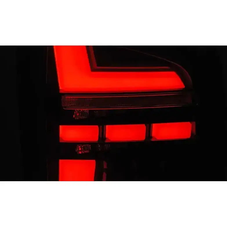 Baklys Volkswagen T6 15-19 LED med rød og hvit belysning i nærbilde mot svart bakgrunn.
