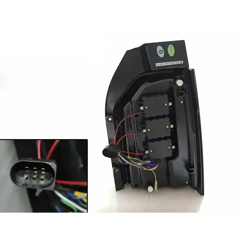 Baklys Volkswagen T6 2015 svart deksel med synlige ledninger og nærbilde av 4-pins kontakt.