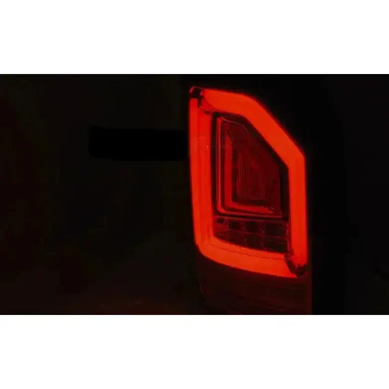 Baklamper Volkswagen T6 2015 Black SEQ LED Bar, nærbilde med opplyst rød LED-ramme.
