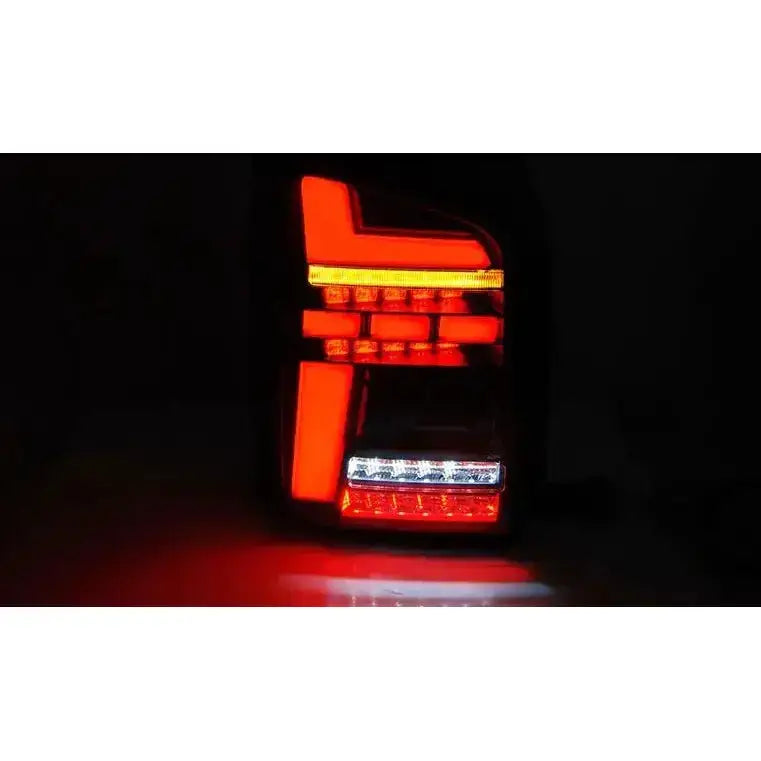 Baklykter Volkswagen T5 04.03-09 Black Full Led med rektangulært LED-lys i rødt, hvitt og oransje.