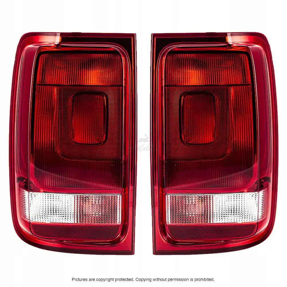 Baklykter Vw Amarok 10- P21W i rød og klar plast, rektangulær med refleks nederst mot hvit bakgrunn.