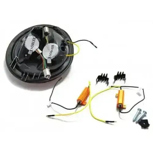 Baklamper VW Beetle 98-05 LED Bar sett bakfra med ledninger, motstander og skruer på hvit bakgrunn.