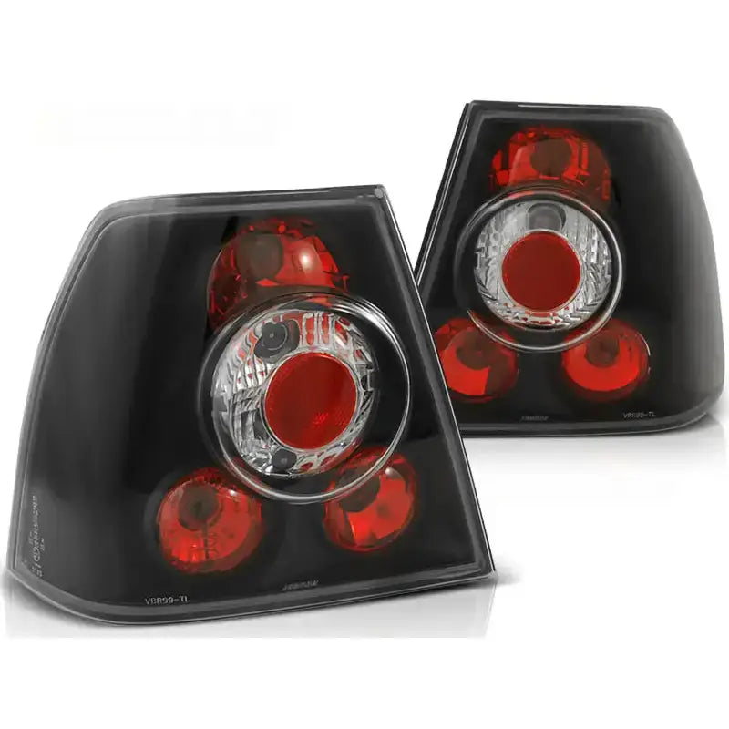 Baklykter Vw Bora 09.98-07.05 Black med sorte hus og røde felter, skrå vinkel mot hvit bakgrunn.