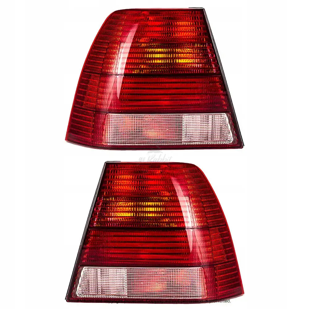 Baklykter Vw Bora 98-05 P21W med rød, oransje og klar linse sett forfra mot hvit bakgrunn.