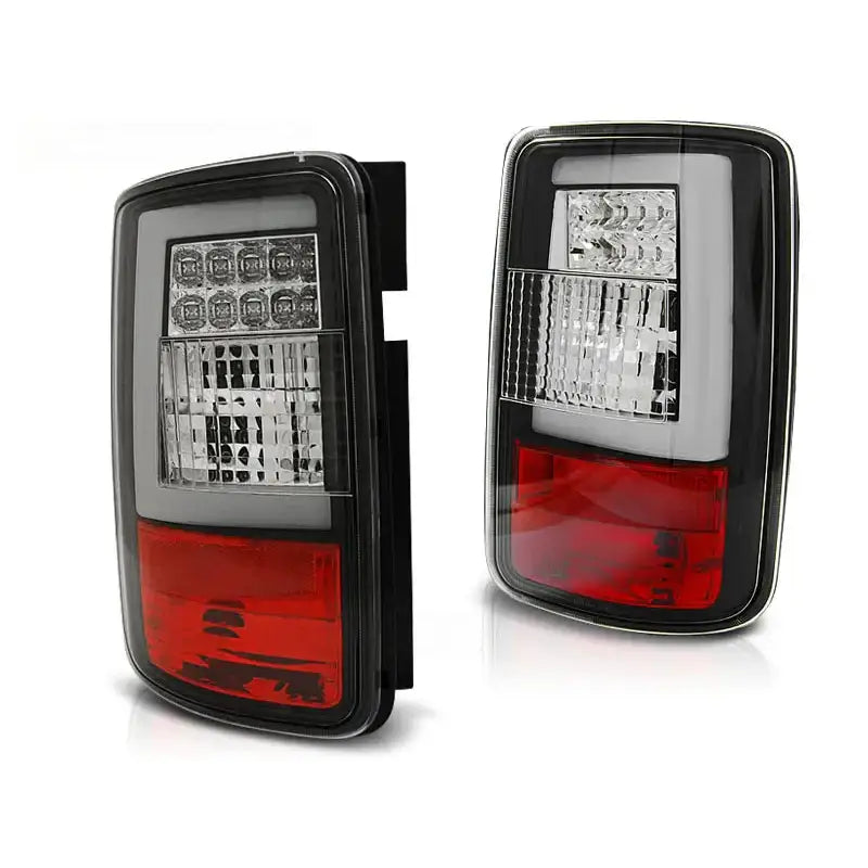 Baklykt med sort ramme og LED-bar, vist fra skrå vinkel mot hvit bakgrunn.