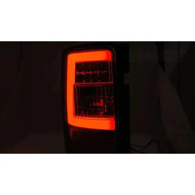 Baklys Vw Caddy 03-03.14 Black Led Bar med rød LED-ramme sett fra skrå vinkel i mørket.