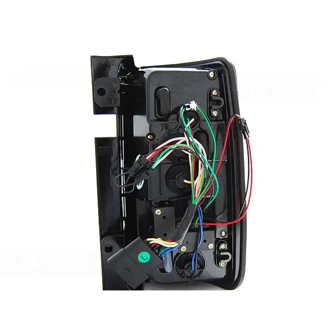 Baklamper Vw Caddy 03-03.14 Red White Led Bar, bakside med synlige ledninger og koblinger i plastdeksel.