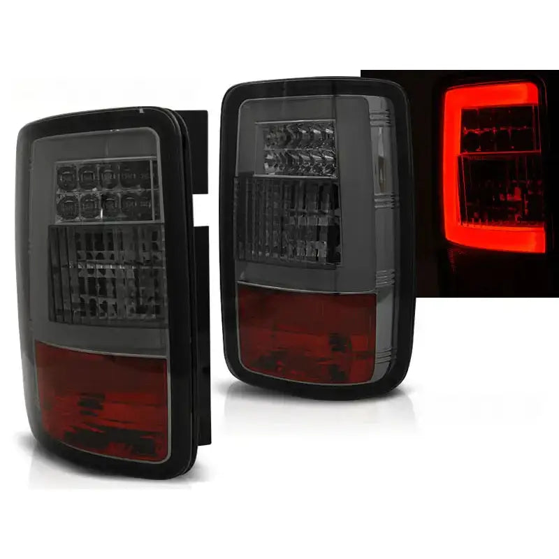 Baklykter Vw Caddy 03-03.14 Smoke LED Bar med rødt LED-lys, sett fra skrå vinkel mot mørk bakgrunn.