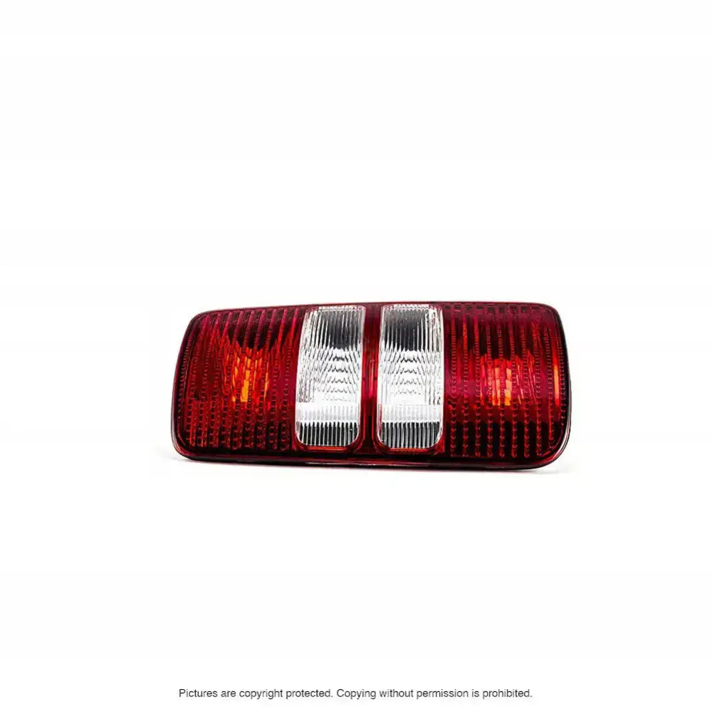Baklys Vw Caddy 11-15 med rektangulær form, rød og klar plast, sett rett forfra på hvit bakgrunn.