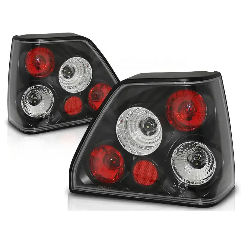 Baklykter Vw Golf 2 med sort ramme, runde røde og klare linser, sett fra skrå forsidevinkel.